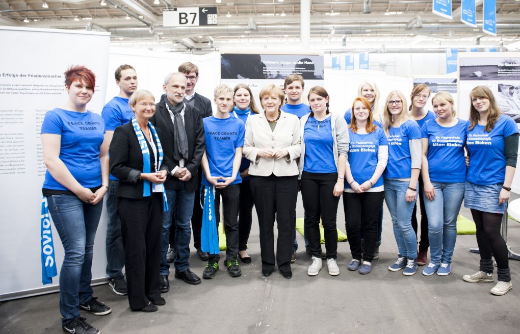 Deutschland, Hamburg, Bundeskanzlerin Angela Merkel besucht den Stand von Peace Counts auf dem Kirchentag, Freitag, 03.05.2013. (c) 2013 Julia Grudda / Zeitenspiegel